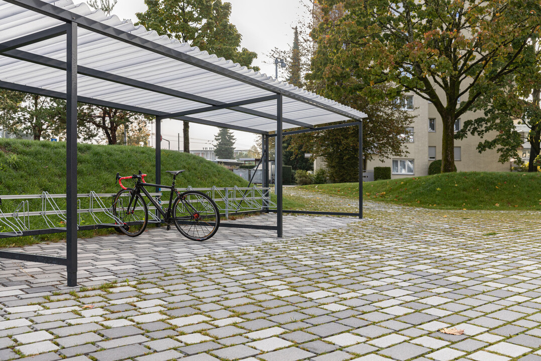 Auf den Auenanlagen des Businessparks WIN4 in Winterthur kann selbst starker Regen durch die grnen Fugen gut versickern.
