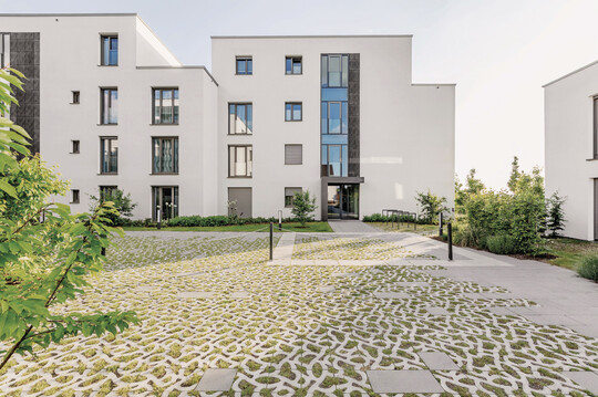 Zusammenspiel von Architektur und Natur: Organisch geformte Begrnungselemente aus dem Programm GDM.SCADA bereichern das Mehrgenerationenwohnen in Kmmersbruck  als mikroklimatische wie auch sthetische Lsung.