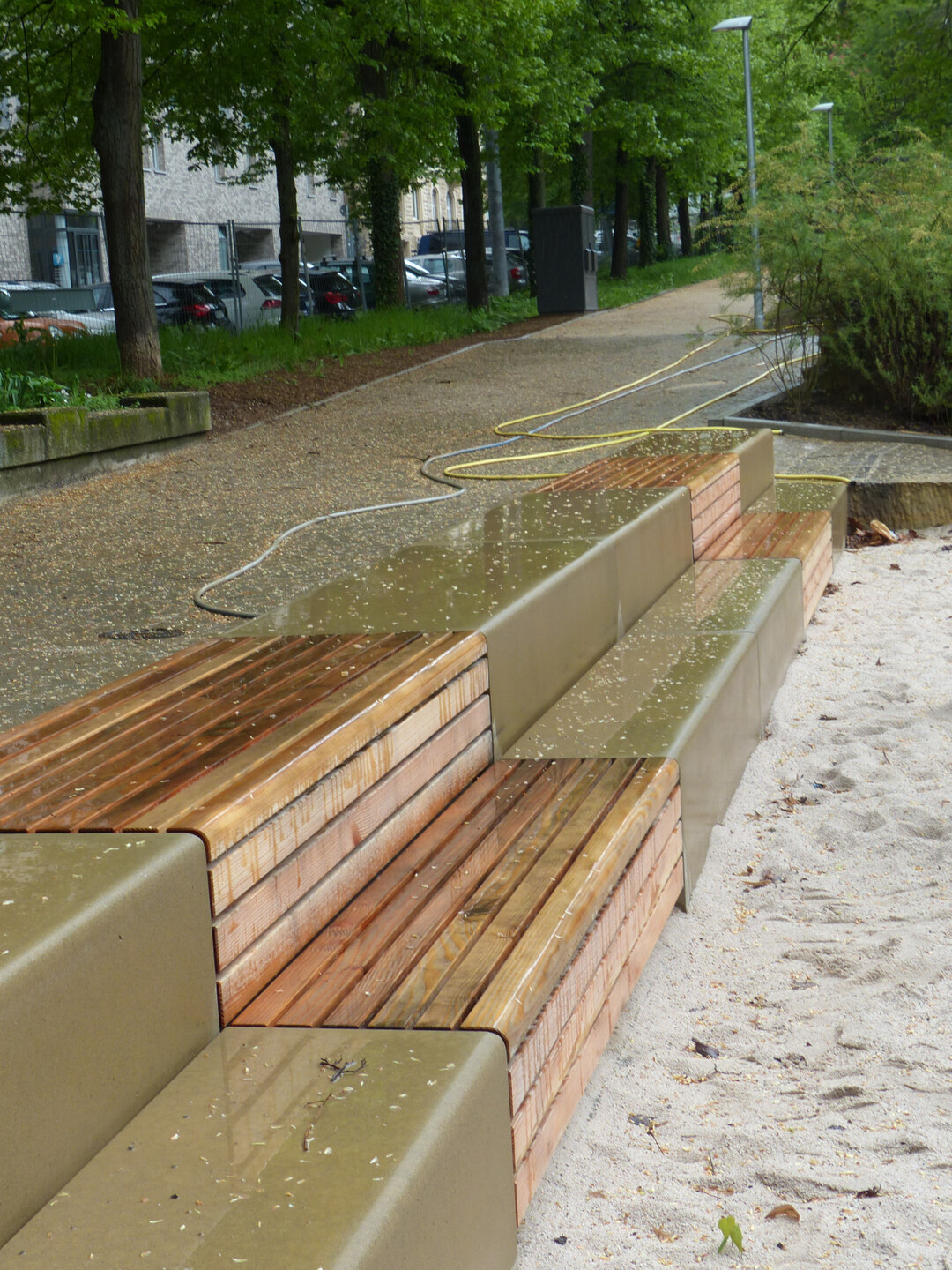 HIer integrieren sich die Bankauflage in die Sitzstufenanlage, die das Sandspiel umfasst.