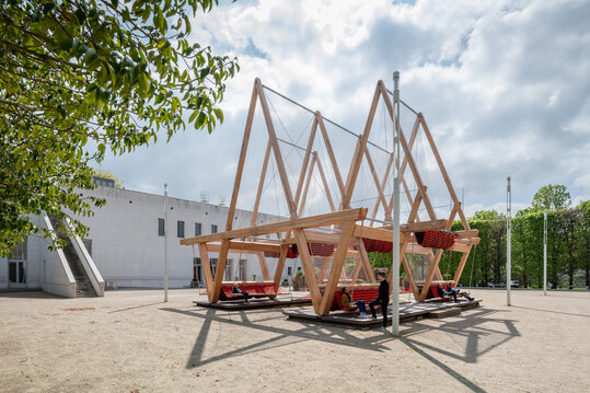 Vert – ein temporäres Begrünungssystem vor der Bundeskunsthalle in Bonn und zugleich Teil der Ausstellung.