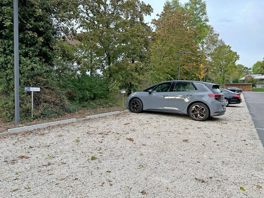 Parkstreifen mssen nicht versiegelt werden. Kiesschttungen gewhrleisten zugleich die Versickerung.