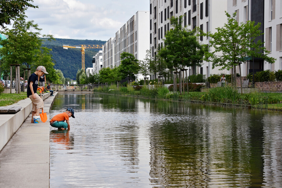 In der Bahnstadt Heidelberg dienen Kan�le der Retention und sind zugleich attraktive Gestaltungselemente.