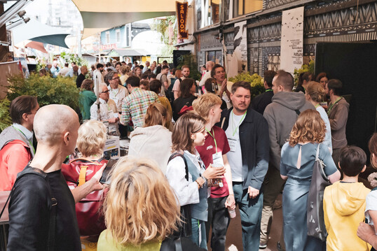 350 Teilnehmende aus ganz Deutschland und darüber hinaus kamen im Holzmarkt 25 in Berlin zusammen, um die erste Urban Utopia Conference zu erleben.