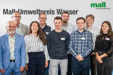Nach 2023 und 2024 wurde der Mall-Umweltpreis Wasser in diesem Jahr zum dritten Mal vergeben: V.l.n.r. Michael Mall (Stiftungsvorstandsvorsitzender der Roland Mall-Familienstiftung und Mitglied der Jury), Dr. Guido Schmuck (Mitglied des Stiftungsrats und der Jury), Konstantina Papadopoulou, Glenn Rick, Daniel Kick, Dr.-Ing. Emil Bein, Daniel Giebler, Yannick Freisler und Sandra Huber (alle diesjhrigen Preistrgerinnen und Preistrger).