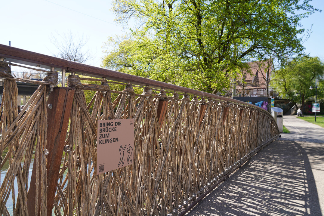 Die Brcke erregt Aufmerksamkeit und ldt ein, auszutesten.
