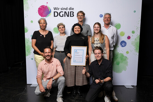 Bei der Preisverleihung des DGNB-Awards: Anna Braune (DGNB), John Vogelmann (Klangerfinder), Marlen Pfeiffer (Proesler Kommunikation) Hanaa Dahy (Forschungsgruppe BioMat), Jochen Aminde, Anna Aich (beide Stadt Ulm), Alec Dull (Klangerfinder), Martin Prösler (Proesler Kommunikation)