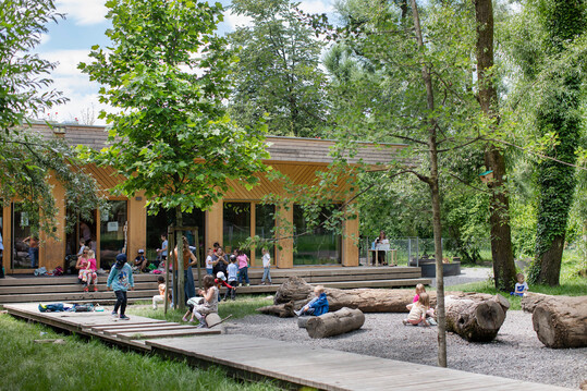 Fr das Freiraumkonzept des Kindergartens Niederbahn samt Hermann-Gmeiner-Park im sterreichischen Dornbirn erhielt das Bro Land Rise den BIG SEE Architecture Award 2025.