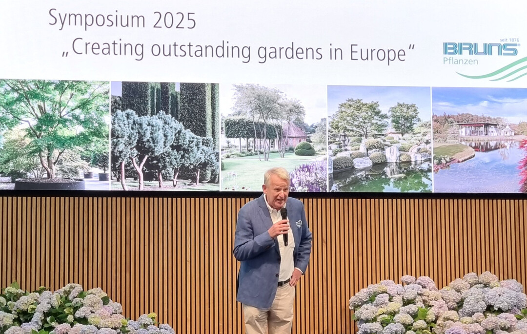 Jan-Dieter Bruns begrt die Teilnehmer zum Symposium "Creating Outstanding Gardens"