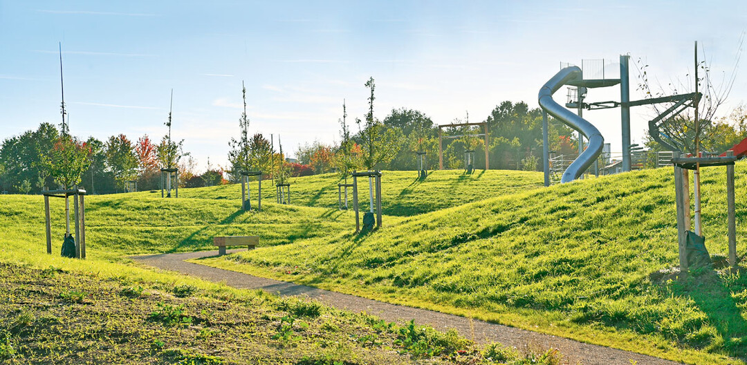 Der 8 m hohe Rutschenturm ragt als Merkzeichen weit sichtbaraus der Spiellandschaft heraus.