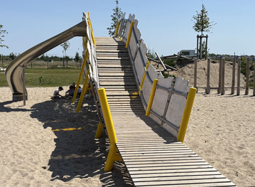 Die Kletter-Attraktion in dem mit Sand-Fallschutz ausgestattetem Areal ist gleichzeitig eine begehbare Brcke.