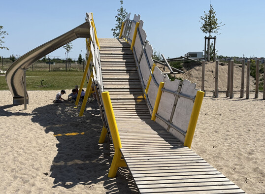 Die Kletter-Attraktion in dem mit Sand-Fallschutz ausgestattetem Areal ist gleichzeitig eine begehbare Brcke.