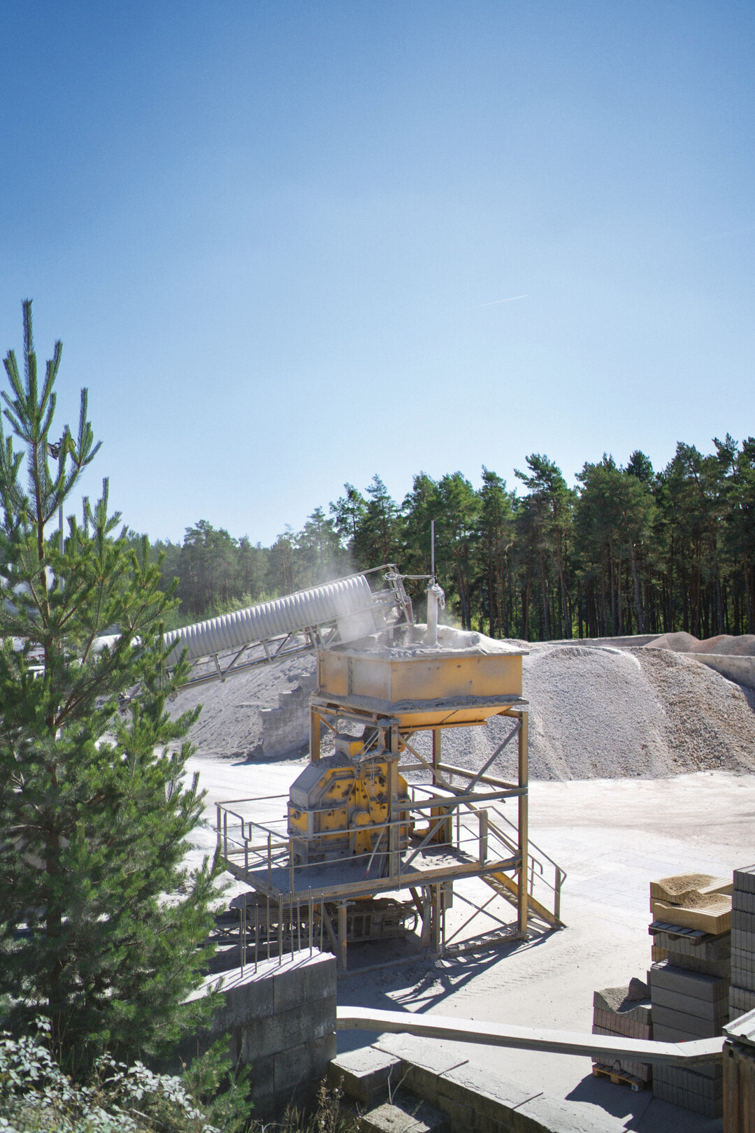 Die Ausgangsmaterialien werden in verschiedene Krnungen gebrochen und fr die Produktion gelagert. Jhrlich werden so 50.000 t Primrrohstoffe eingespart.