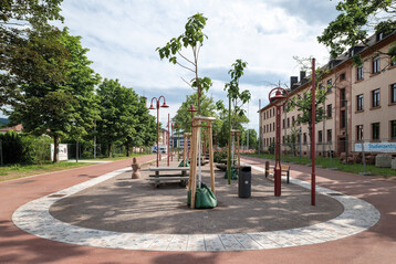 Der Andere Park in Heidelberg: Fr die Pflasterplatten des Betonbandes verwendete Godelmann Edelsplitte aus dem Upcycling.