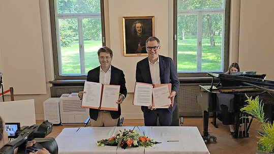 DBG-Geschftsfhrer Achim Schloemer (r.) und Oberbrgermeister Robert Reck bei der Vertragsunterzeichnung