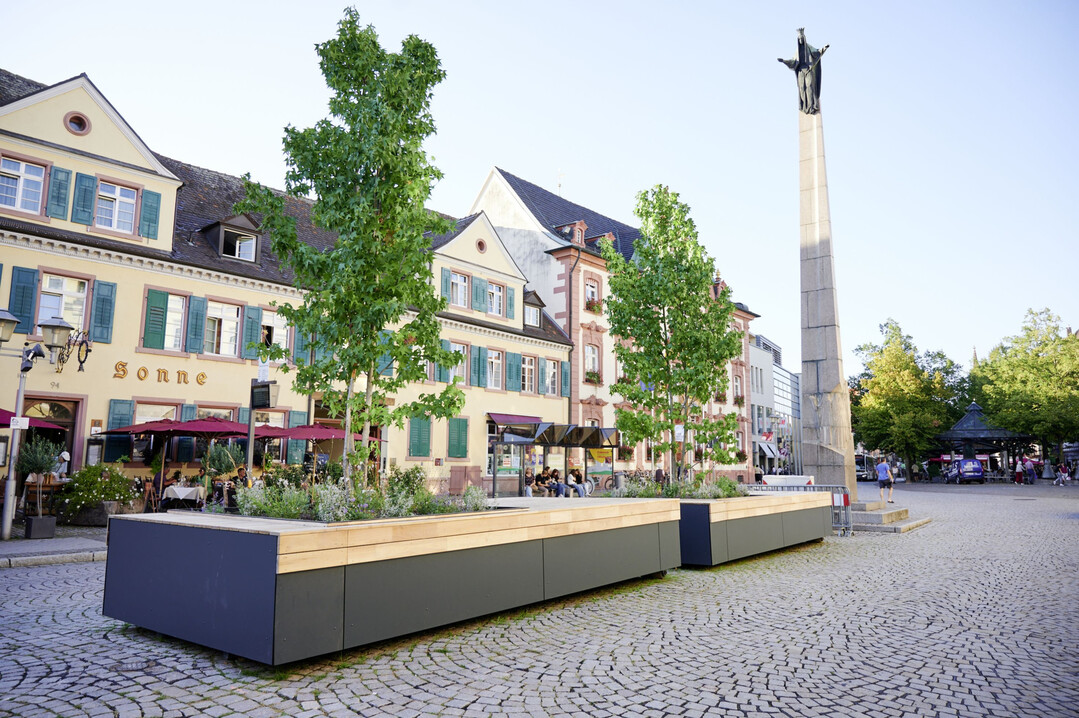 In Offenburg an der Ursulasule whlte man versuchsweise die Variante mit Sitzgelegenheit.