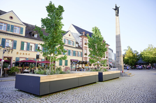 In Offenburg an der Ursulasule whlte man versuchsweise die Variante mit Sitzgelegenheit.