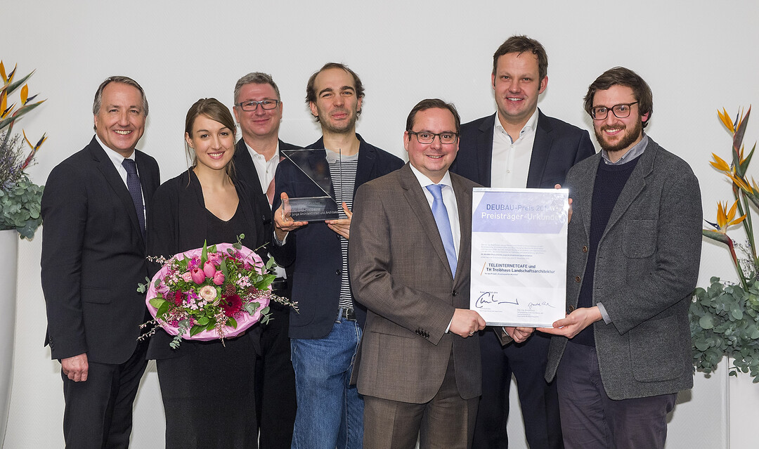 (V.l.): Oliver P. Kuhrt, Geschftsfhrer Messe Essen; Verena Schmidt, Teleinternetcafe; Arnold Ernst, Mitglied der Fachjury fr den DAI, Verband Deutscher Architekten- und Ingenieurvereine; Andreas Krauth, Teleinternetcafe; Thomas Kufen, Oberbrgermeister der Stadt Essen; Gerko Schrder, Treibhaus; und Marius Gantert, Teleinternetcafe.