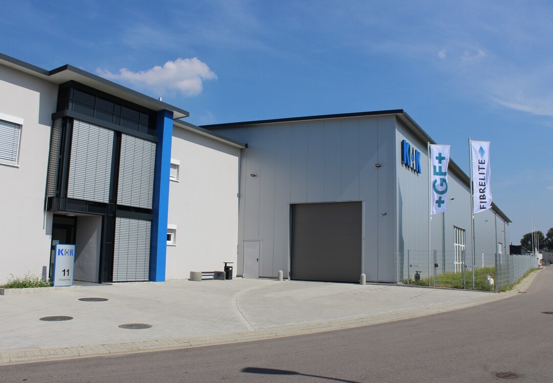 Die hochwertigen und modernen Schachtabdeckungen aus Faserverbund kommen gleich mehrfach auf dem neuen Standortgelände des KHK-Kunststoffhandels zum Einsatz.