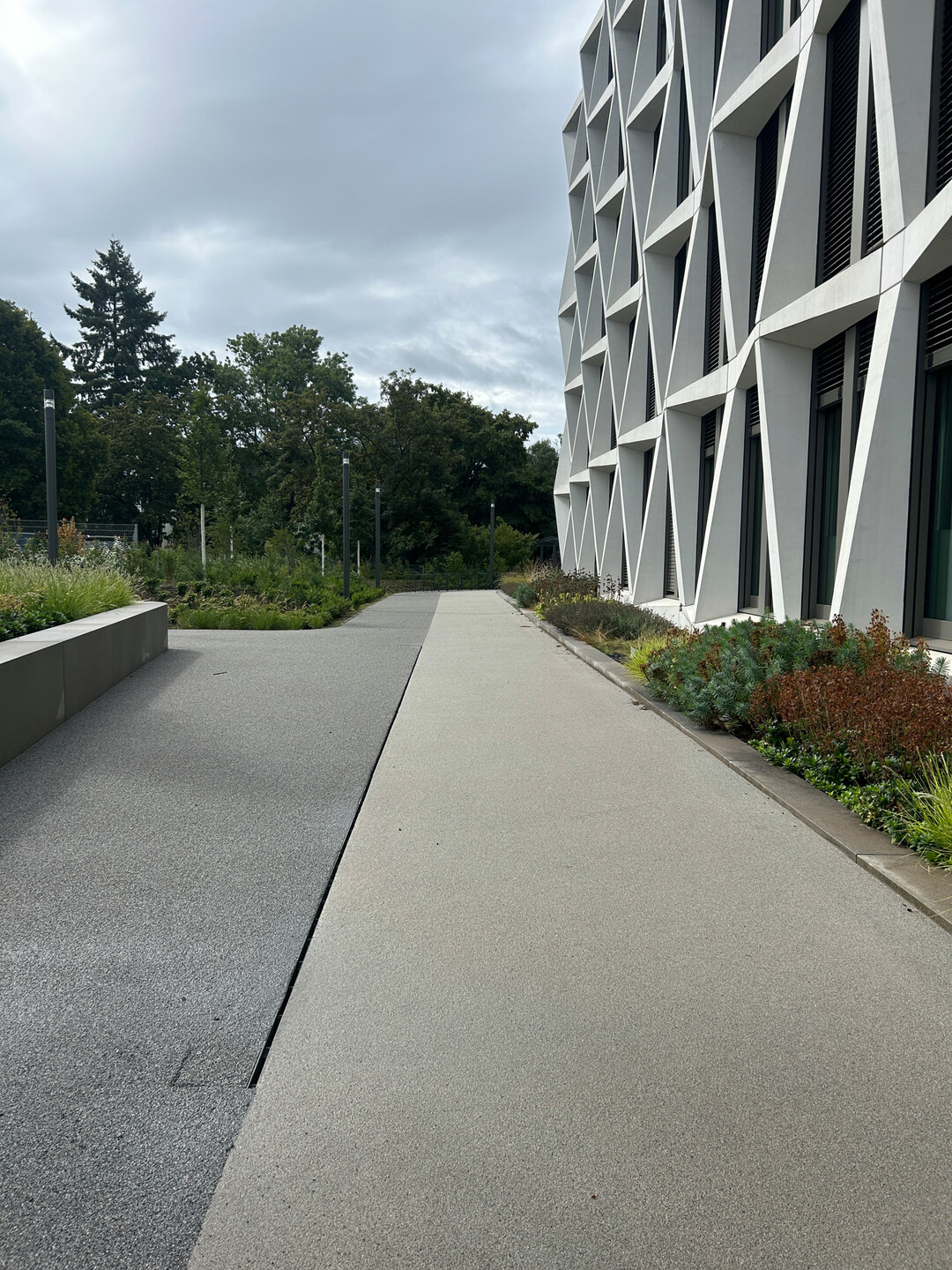 Wie selbstverständlich fügt sich die ACO-Schlitzrinne in die zweifarbige Bodengrafik ein.