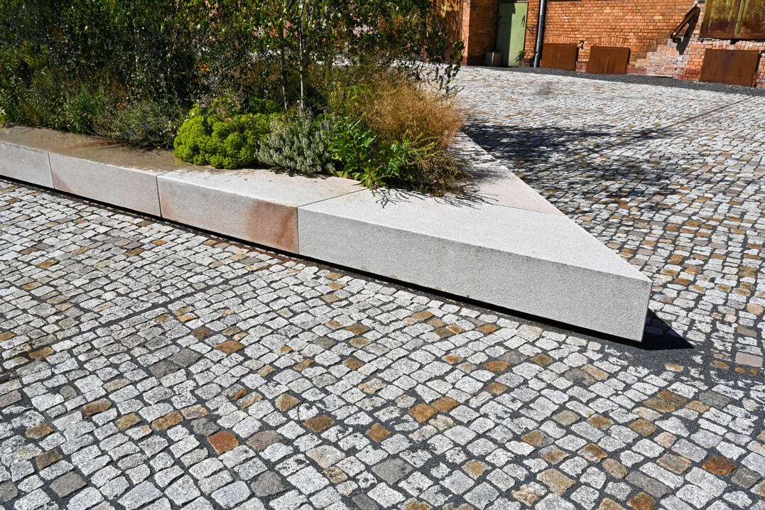 Ergnzende Sitzelemente aus Granitblcken