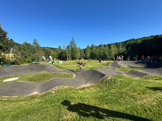 Eine 90 m lange Pumptrack-Anlage ergnzt den Spielbereich.