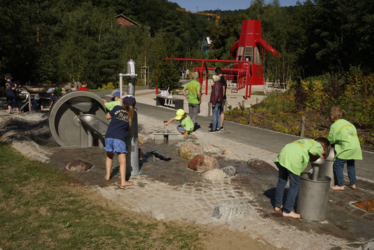 Die Spielgerte greifen die Geschichte der ehemaligen Gieerei und die Bergbautradition des Ortes auf.