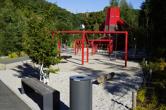 Herzstck ist der weithin sichtbare 7,5 m hohe Gieereiturm, der als Spiel- und Kletterturm mit zwei Rutschen ausgestattet ist. Ergnzt wird er durch ein Klettergerst und eine Schaukelanlage.