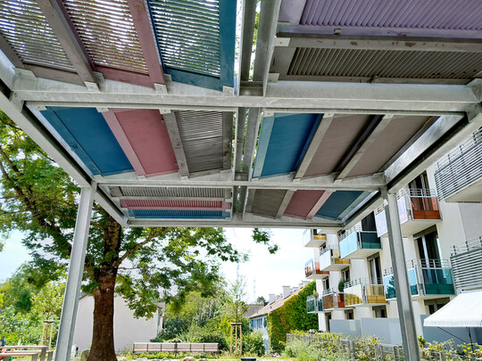 Die alten Fensterl�den der ehemaligen Wohnh�user bilden ein individuelles Schattendach, der neue Anstrich passt zu den Farbt�nen der Balkone.