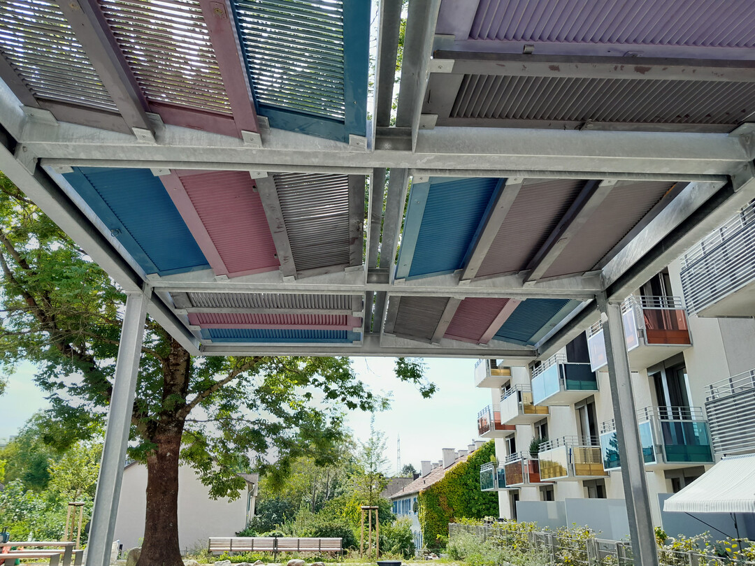 Die alten Fensterläden der ehemaligen Wohnhäuser bilden ein individuelles Schattendach, der neue Anstrich passt zu den Farbtönen der Balkone.