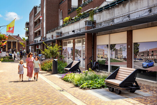 Insgesamt 16 Kipplorenbänke wurden im Zentrum von Tegelen installiert.