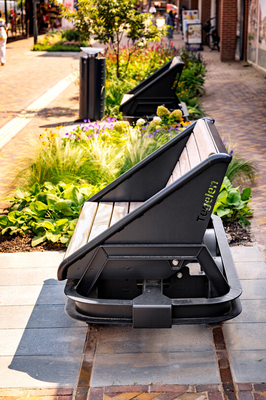 Die Schienen f�hren teilweise �ber die Beeteinfassung hinaus bis in den Stra�enraum.