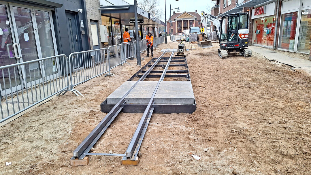 Aufbau der Schienen im Zentrum von Tegelen.