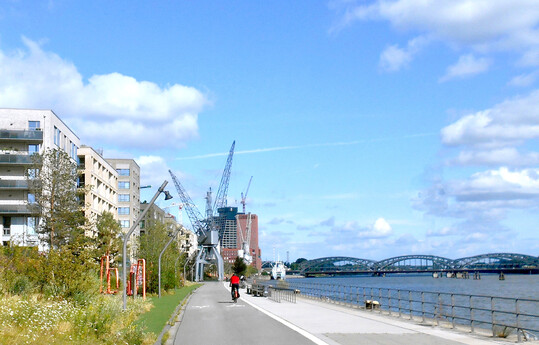 Der Kirchenpauerkai wendet sich nach Sden der Elbe hin. 