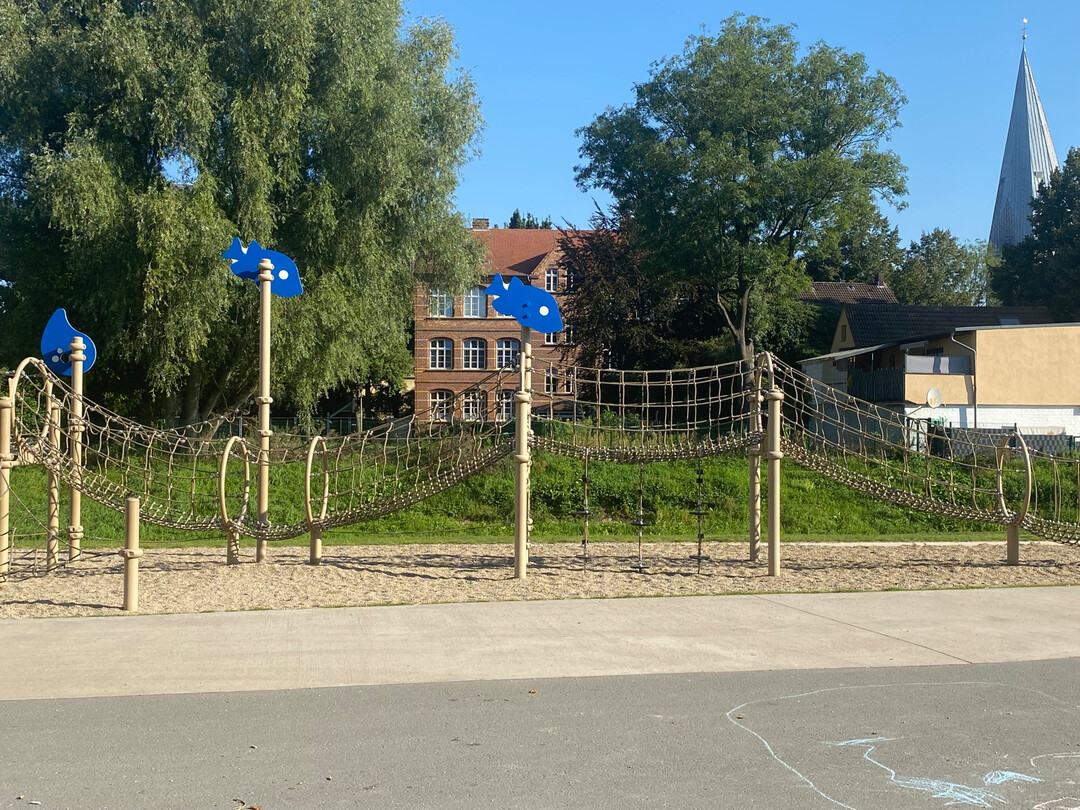 Das langgezogene Kletterspielgerät erinnert an eine Fischreuse.