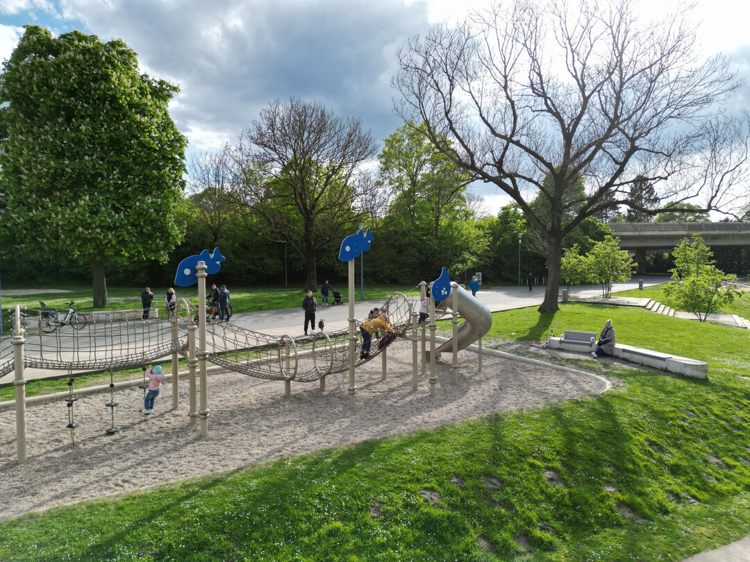 Das langgezogene Kletterspielgerät erinnert an eine Fischreuse.