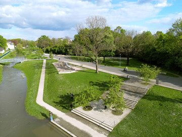 Eine sanft geneigte Freitreppe bildet die Seseketerrassen, die sich zum Flusslauf �ffnen.
