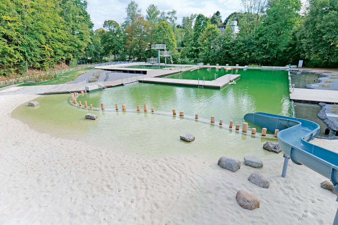 Attraktion der LAGA: Das umgebaute Naturfreibad samt angrenzendem Wasserspielplatz. Die Farbgebung ist denkmalschutzgerecht abgestimmt.