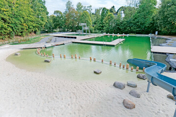 Attraktion der LAGA: Das umgebaute Naturfreibad samt angrenzendem Wasserspielplatz. Die Farbgebung ist denkmalschutzgerecht abgestimmt.