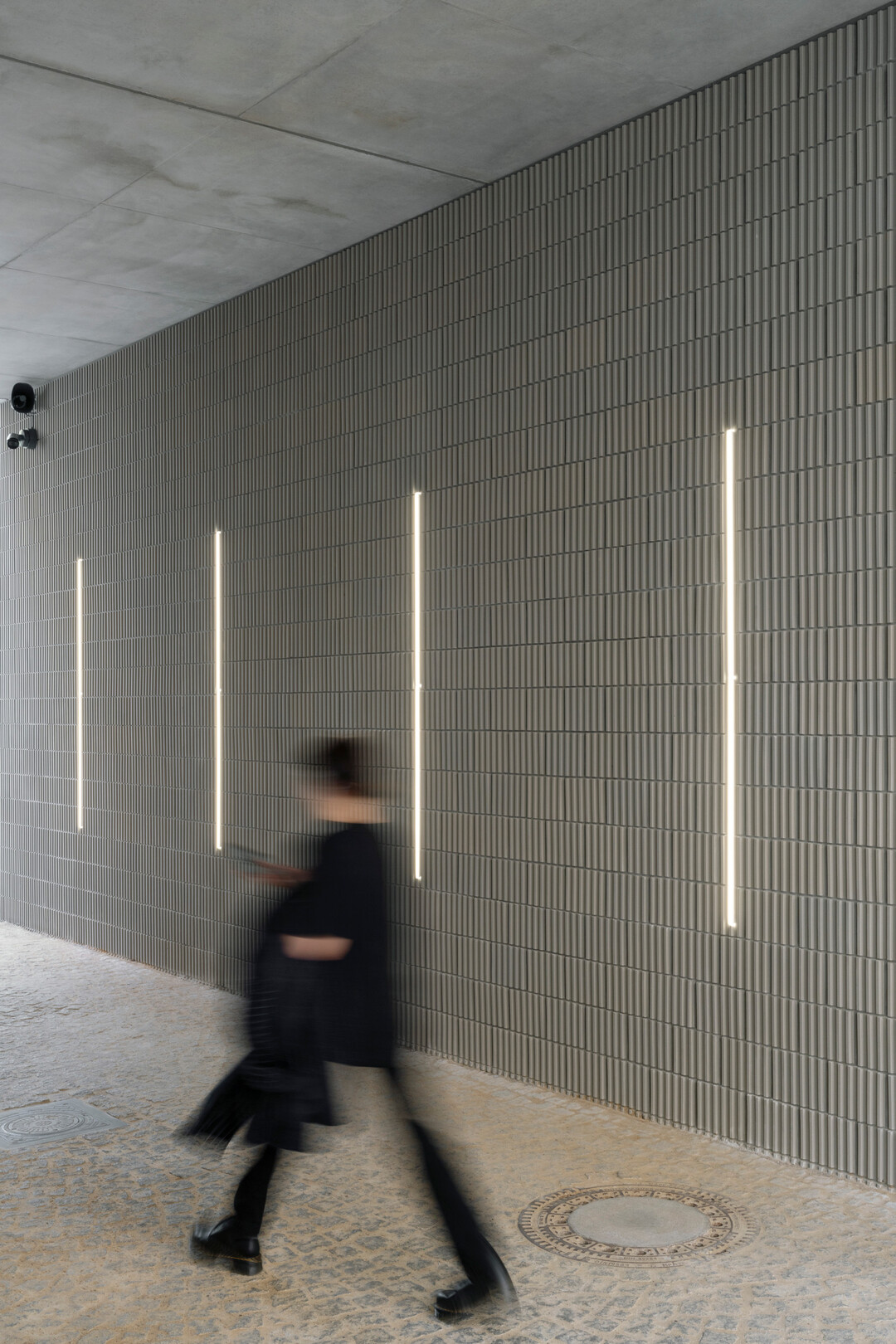 Die graue Ausfhrung greift die Farbigkeit des Sichtbetons auf und zeigt in der Verarbeitung hchste Genauigkeit: Das Fugenbild tritt zurck, die Flche wirkt ruhig und kraftvoll.