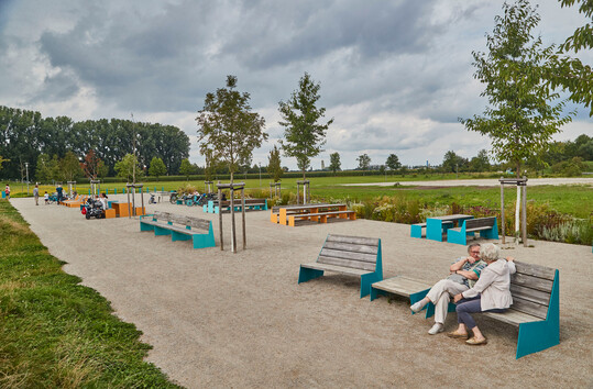 Die BLOC-Elemente von Vestre sind an zentralen Aufenthaltsorten im B�rgerpark Garching platziert.