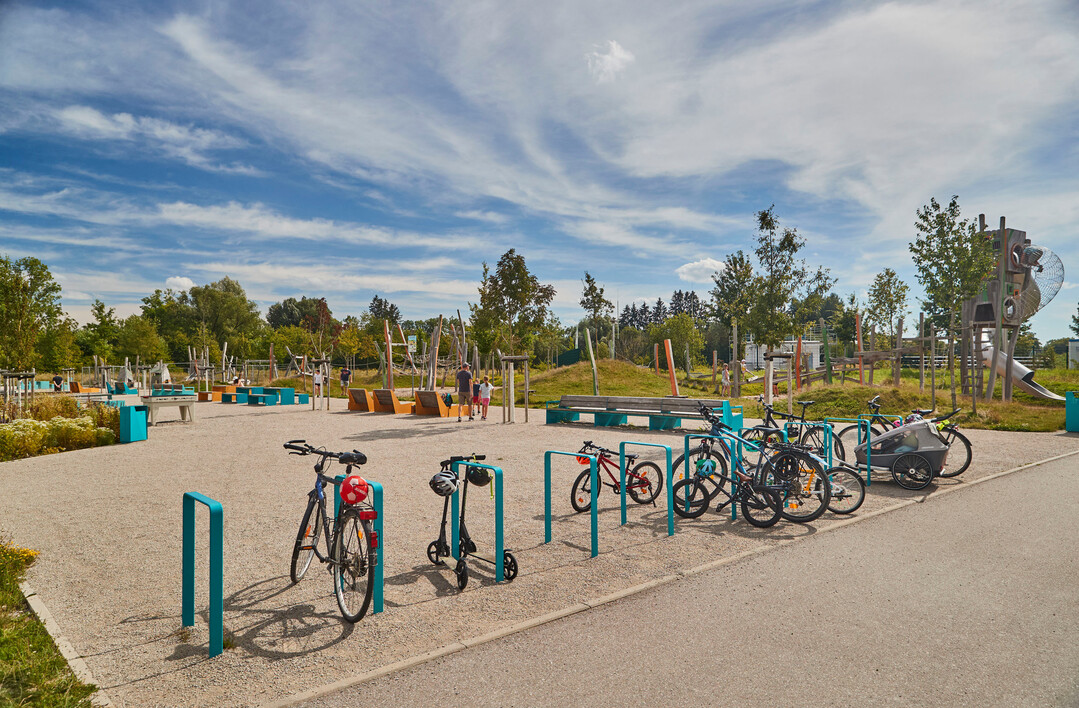 Erg�nzt wird das Mobiliar durch die Fahrradst�nder VROOM. 