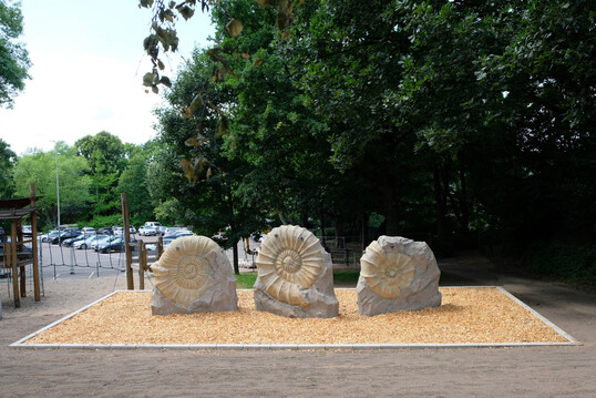 Die als Ammoniten ausgeformten Kletter- und Boulderfelsen thematisieren frhere Fossilienfunde in der Nhe und nehmen Bezug zum Mineralien-Museum im Quartier.