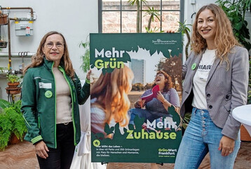 Tina Zapf-Rodrguez (r.), Dezernentin fr Klima, Umwelt und Frauen, stellt gemeinsam mit Heike Appel, Leiterin des Grnflchenamtes, die neue Kampagne Grn.Wert Frankfurt vor.