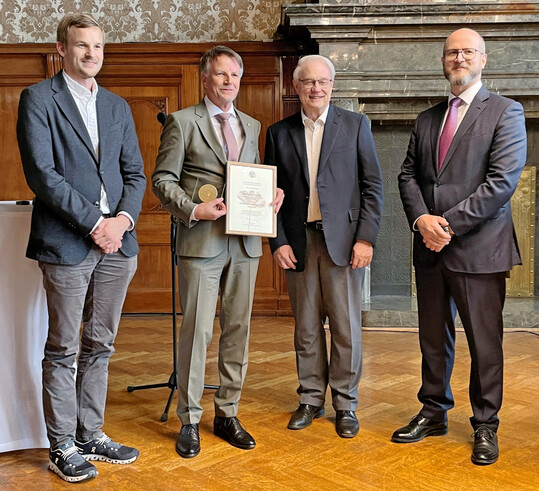 V. l. Jan Gerd Bruns (Baumschule Bruns), Rüdiger Dittmar, Karsten Möring (DGG-Präsident), Dr. Moritz Patzer (Patzer Verlag)