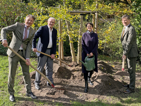 Pflanzten einen Ginkgo (v. l.): Preistrger Rdiger Dittmar, Karsten Mring, Bettina de la Chevallerie (beide DGG) und Leipzigs OB Heiko Rosenthal