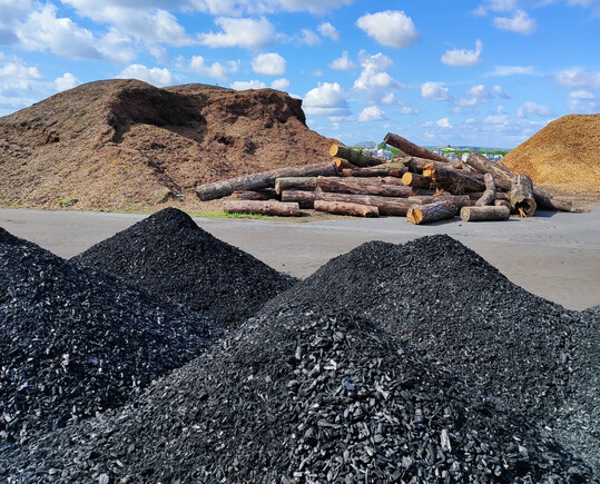 Wichtiger Beitrag zum kommunalen Klimaschutz: Rund 50 Prozent des im Holz enthaltenen Kohlenstoffs können durch die Pyrolyse für Jahrhunderte der Atmosphäre entzogen werden.