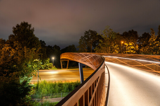 Dynamische B�nder aus Licht und Cortenstahl machen die Dalkebr�cke in G�tersloh auch nachts zum Ereignis.