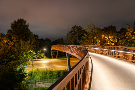 Dynamische Bnder aus Licht und Cortenstahl machen die Dalkebrcke in Gtersloh auch nachts zum Ereignis.