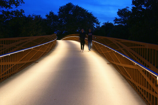 Nachts reflektiert der helle Bodenbelag genug Licht und schützt zugleich vor zu viel Lichtemission
