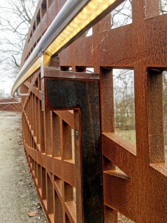 Über vier vertikale Konsolen wird das Flachbandkabel mit 24 Volt Strom versorgt